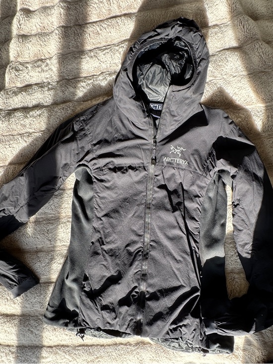 Arc'teryx Jackets & Blazers - Arc'teryx Women's Atom Black Hooded Jacket - Lightweight Jacket - M